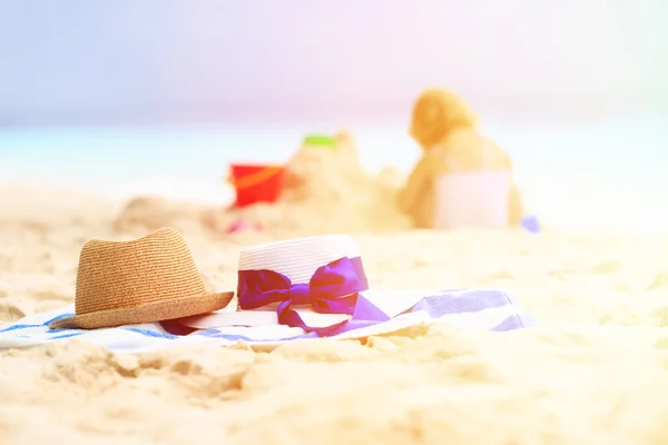 Famiglia concetto di vacanza al mare cappelli e bambini giocare con la sabbia — Foto Stock