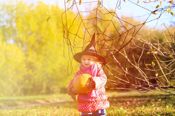 Gadis kecil dengan kostum halloween di taman musim gugur — Stok Foto