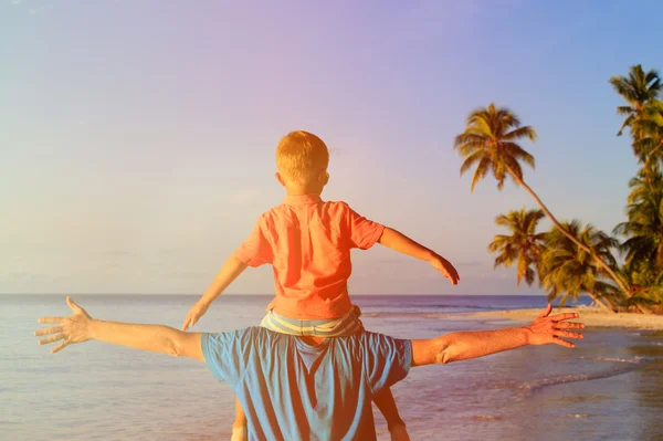 父と幼い息子の肩にビーチで遊ぶ — ストック写真