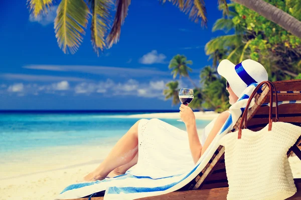 Mujer bebiendo vino en playa tropical —  Fotos de Stock