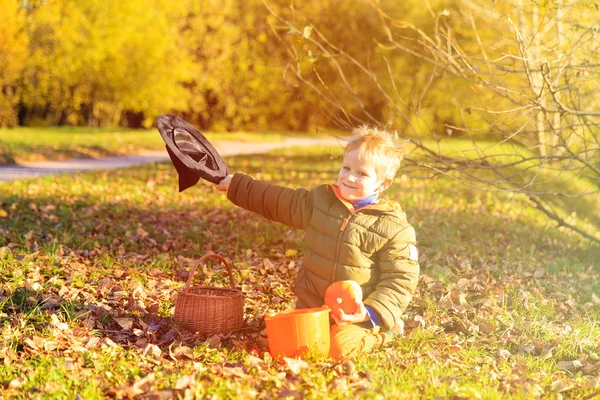 Niño en traje de Halloween en el parque de otoño — Foto de Stock