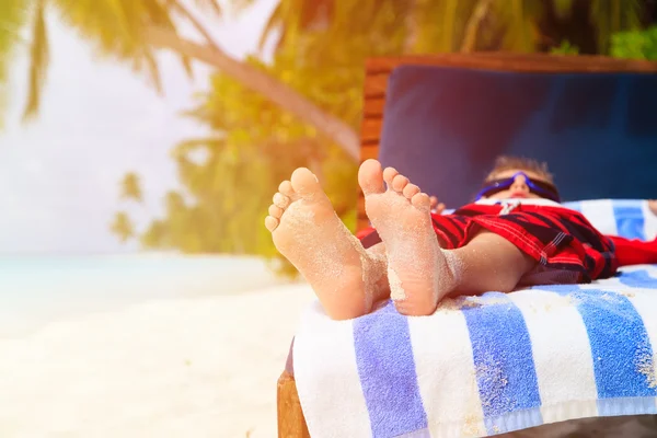 Πόδια του παιδιού χαλαρή και απολαυστική καλοκαίρι παραλία — Φωτογραφία Αρχείου