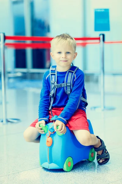 Söt liten pojke väntar på flygplatsen — Stockfoto