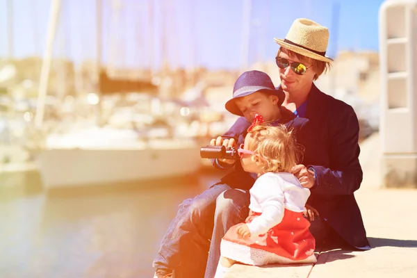 Отец и дети смотрят на бинокль в порту — стоковое фото