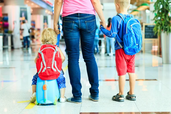 Madre y dos niños caminando en el aeropuerto —  Fotos de Stock