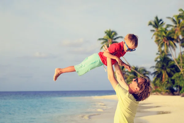 พ่อกับลูกชายเล่นบนชายหาดฤดูร้อน — ภาพถ่ายสต็อก