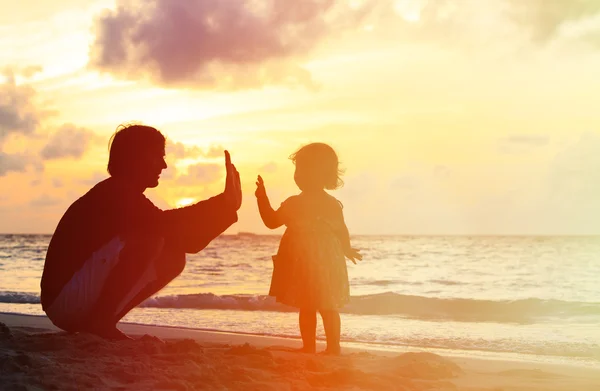 Padre e figlioletta giocano a sagome al tramonto — Foto Stock