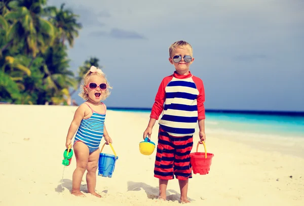 Bonito menino e criança menina jogar com areia na praia — Fotografia de Stock