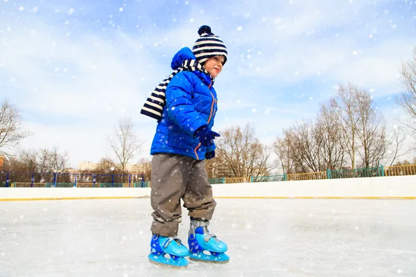 Cute little boy learning to skate in winter — Stock Photo, Image