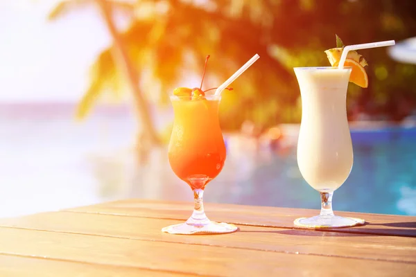 Two cocktails on luxury tropical beach — Stock Photo, Image