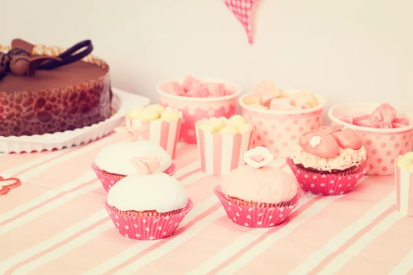 Dessert table in pink at girls party — Stock Photo, Image