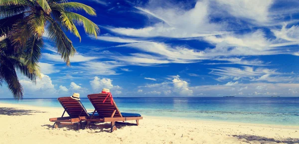 Zwei Liegestühle am tropischen Sandstrand — Stockfoto