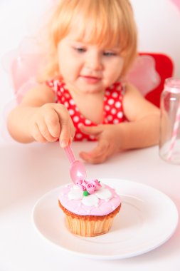 doğum günü partisinde mutlu sevimli küçük kız