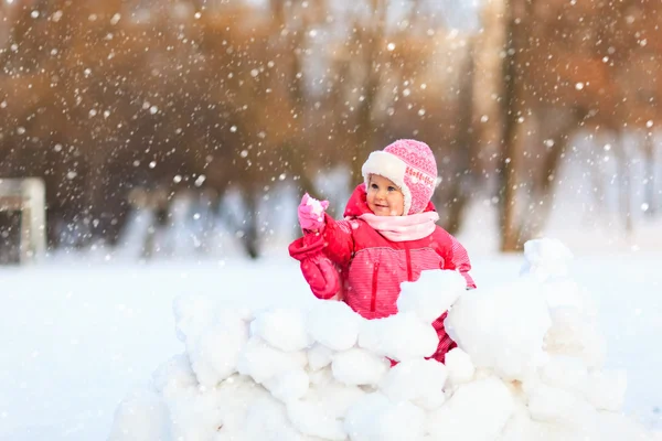 Niedliche glückliche kleine Mädchen spielen im Winter — Stockfoto