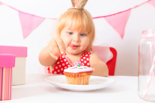 Joyeux petite fille mignonne à la fête d'anniversaire — Photo