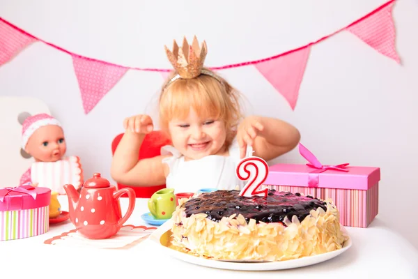 Joyeux petite fille mignonne à la fête d'anniversaire — Photo