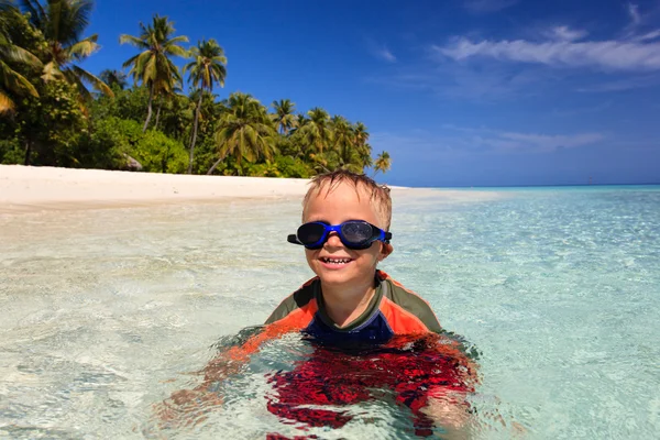 Šťastný chlapeček plavání na tropické pláži — Stock fotografie