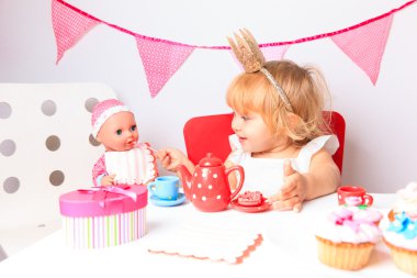 doğum günü partisinde mutlu sevimli küçük kız