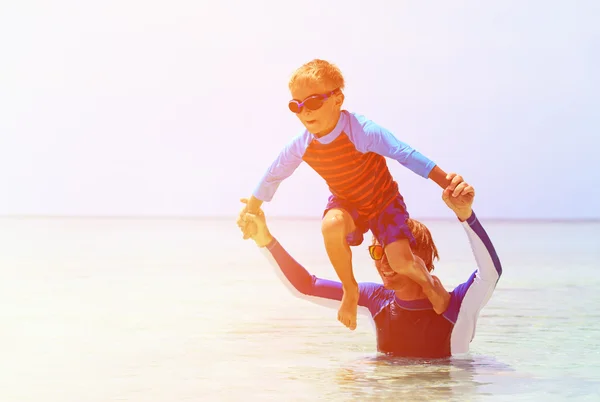 父亲和儿子在海上玩得开心 — 图库照片