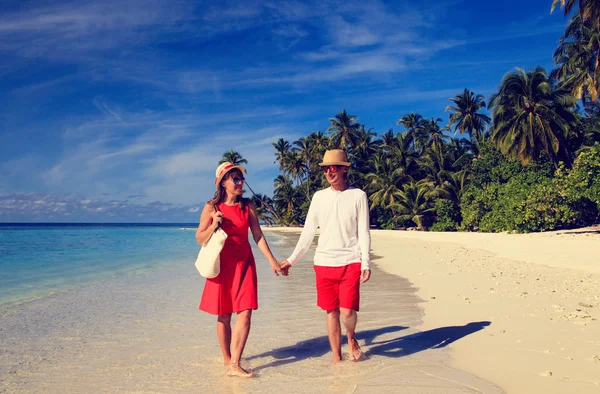 Feliz casal amoroso andando na praia tropical — Fotografia de Stock