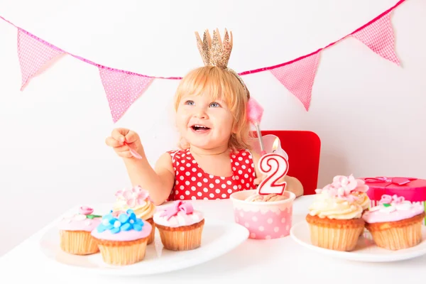 Glad söt liten flicka på födelsedagsfest — Stockfoto