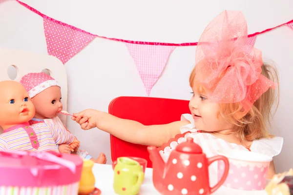 Menina bonito feliz na festa de aniversário — Fotografia de Stock