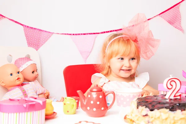 Menina bonito feliz na festa de aniversário — Fotografia de Stock