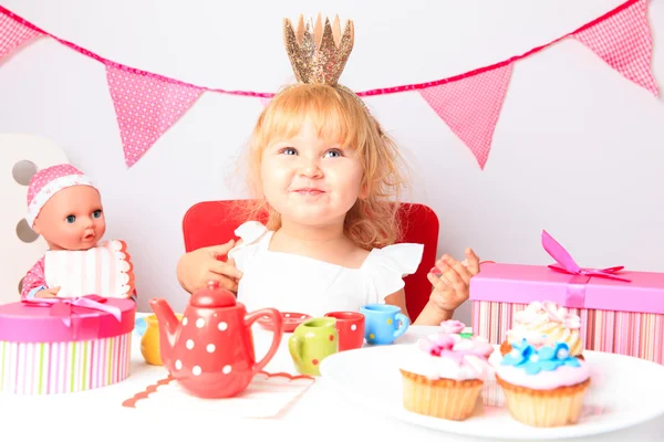 Menina bonito feliz na festa de aniversário — Fotografia de Stock