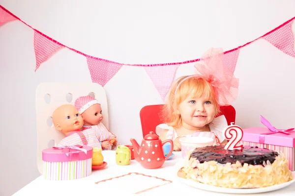 Glad söt liten flicka på födelsedagsfest — Stockfoto