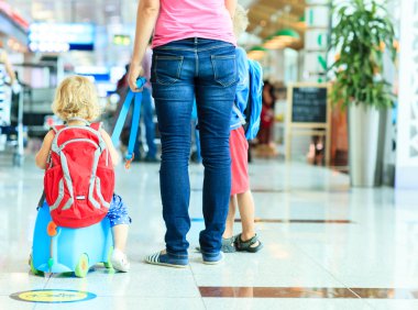 Anne ve iki çocuğu havaalanında yürüyüş