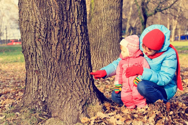 Anya, és szórakozás őszi parkban a kislányom — Stock Fotó