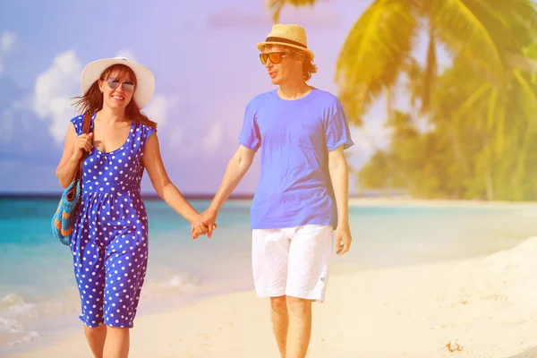 Feliz pareja amorosa caminando en la playa de verano — Foto de Stock