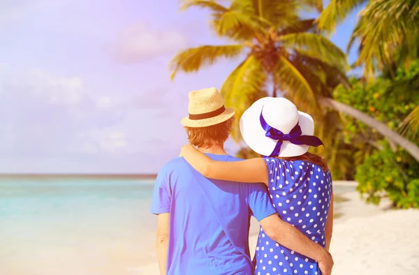 Feliz pareja joven en la playa tropical de verano —  Fotos de Stock
