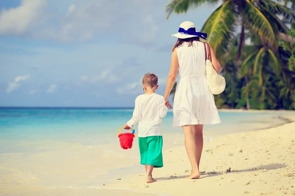 Madre e hijo caminan en la playa de verano —  Fotos de Stock
