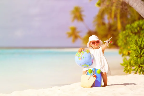 Carino bambina viaggiare sulla spiaggia estiva — Foto Stock