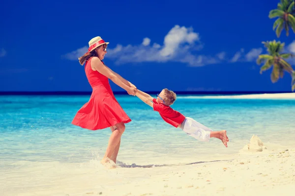 Moeder en zoon spelen op zomer strand — Stockfoto