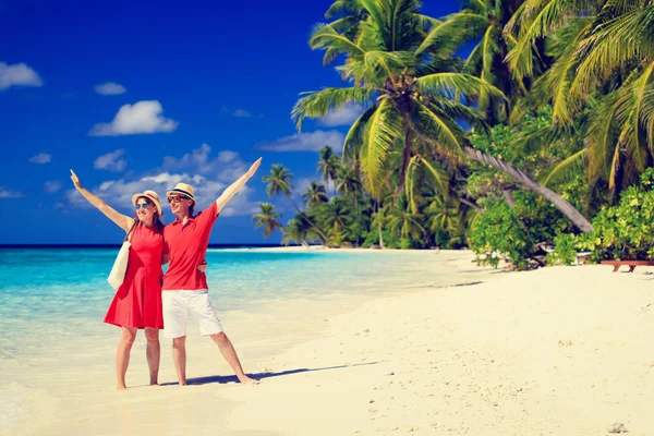 Felice coppia amorevole sulla spiaggia tropicale — Foto Stock