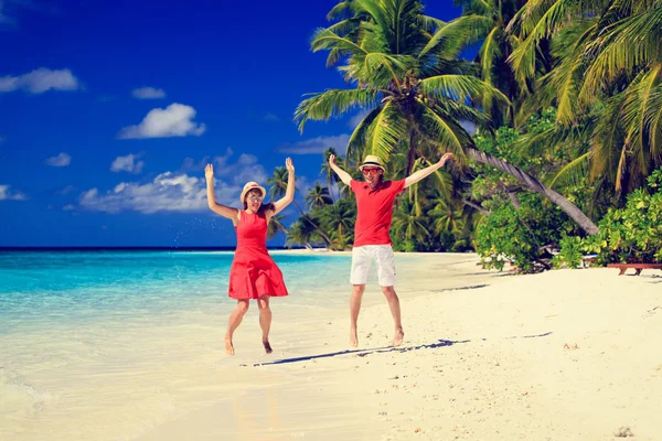 Szczęśliwa para skoki na plaży latem — Zdjęcie stockowe
