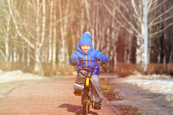 Счастливый мальчик, наслаждающийся велопробегом — стоковое фото