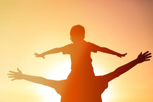 Père et fils s'amusent au coucher du soleil — Photo