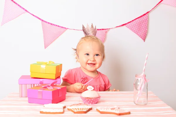 Liten flicka tar presenterar på första födelsedag — Stockfoto