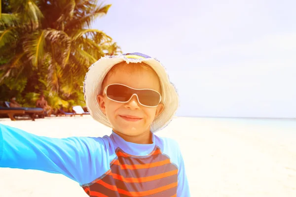 Селфи милого счастливого мальчика на пляже — стоковое фото