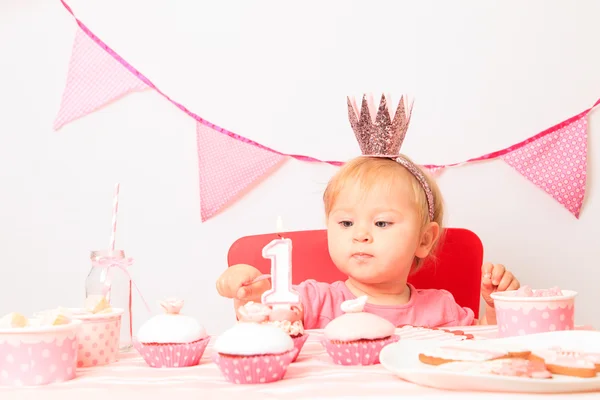 Linda princesita en el primer cumpleaños —  Fotos de Stock