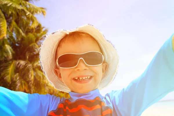 Selfie di carino bambino felice in spiaggia — Foto Stock