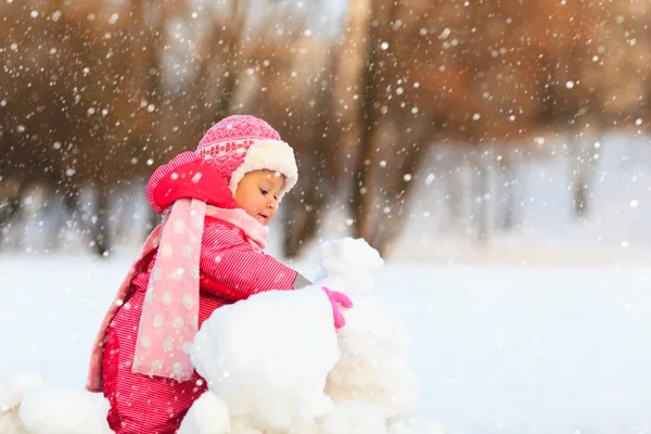 Şirin mutlu küçük kız oyun kışın — Stok fotoğraf