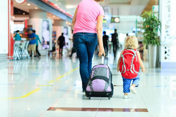 Madre e hija pequeña caminando en el aeropuerto — Foto de Stock