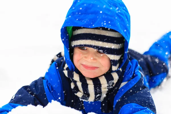 Fröhlicher kleiner Junge hat Spaß im Winter — Stockfoto