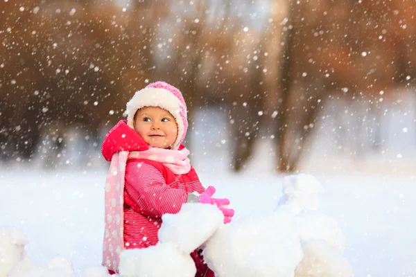 Söt glad liten tjej lek på vintern — Stockfoto