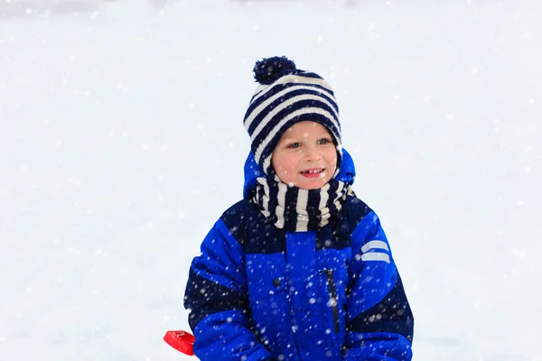 Маленький хлопчик насолоджується снігом в зимовій природі — стокове фото