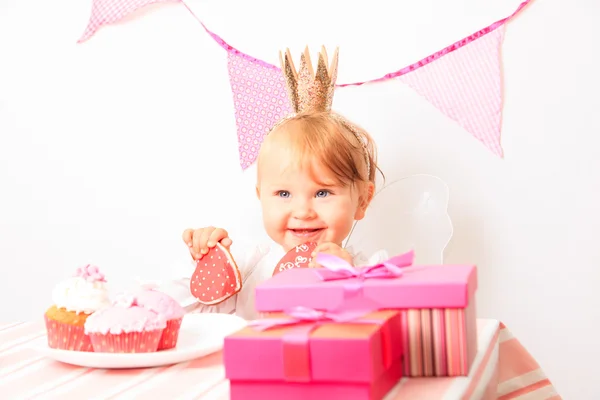 Liten flicka tar presenterar på första födelsedag — Stockfoto